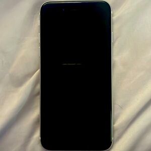 Selling a used white iPhone SE 2 gen